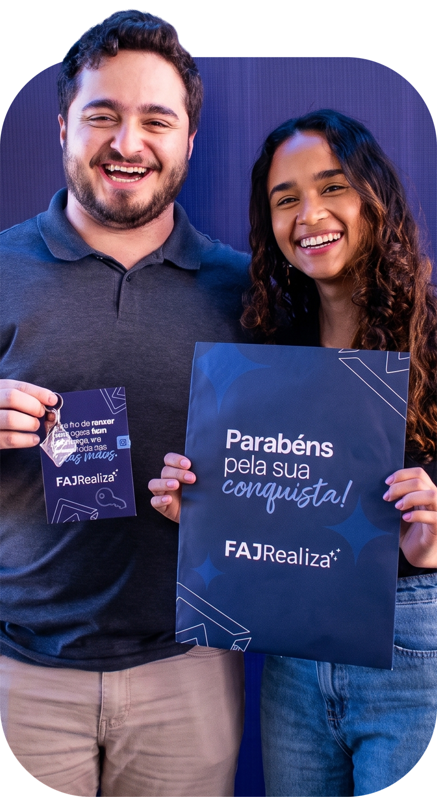 Casal celebrando a conquista da casa própria com a FAJ Realiza